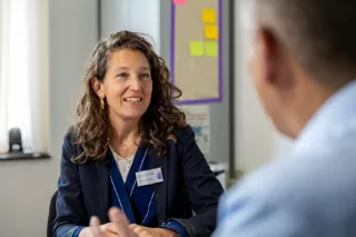 Femke in gesprek met kandidaat